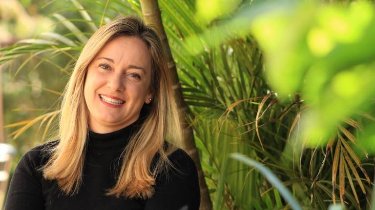 Lúcia Borges em um jardim